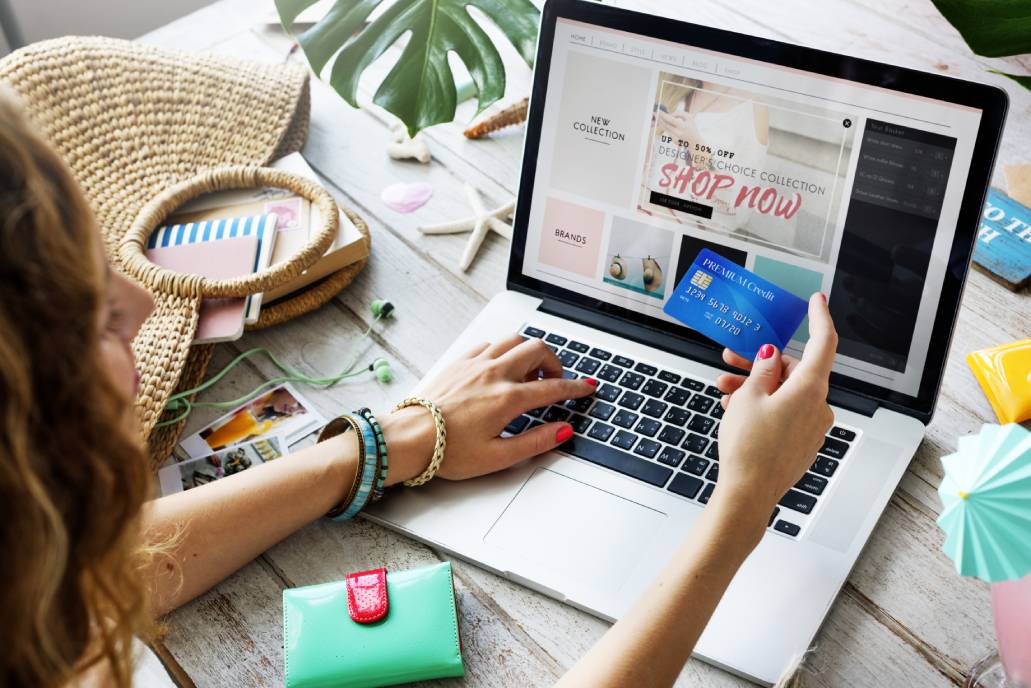 a women paying online with her credit cart at checkout page